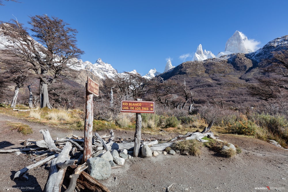 Trailhead sign for Laguna de Los Tres